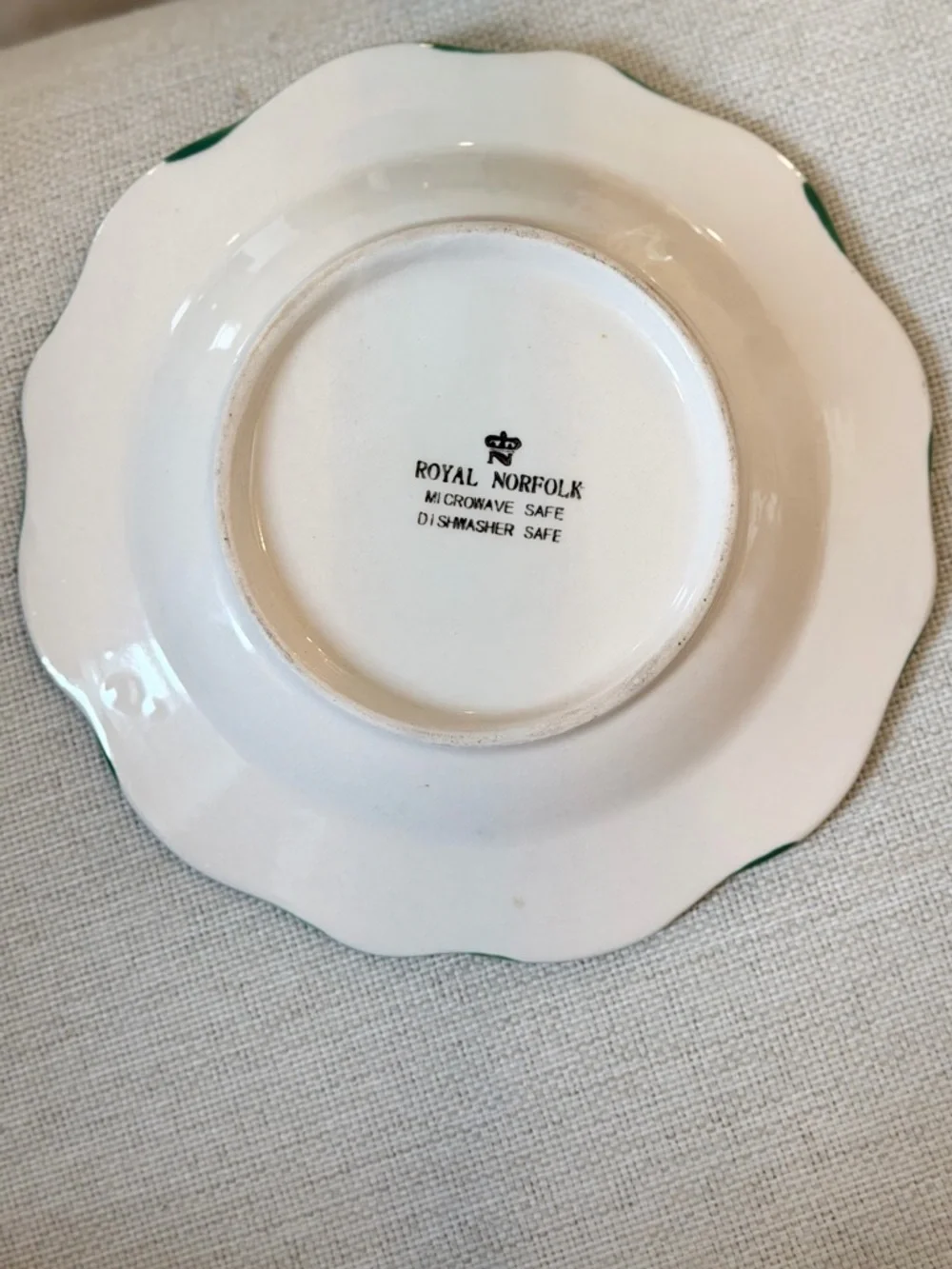 Royal Norfolk Scalloped Edge Rustic Holiday Plate. Poinsettia | Holiday | 8.5”